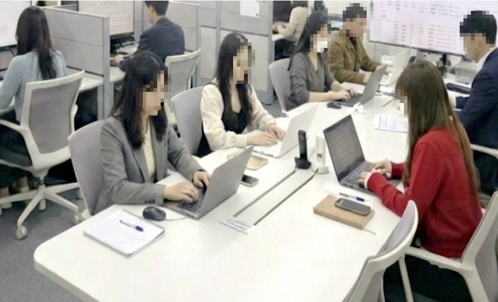 루미나브랜딩 대구 사무실에서 마케팅 팀이 노트북으로 작업하는 모습